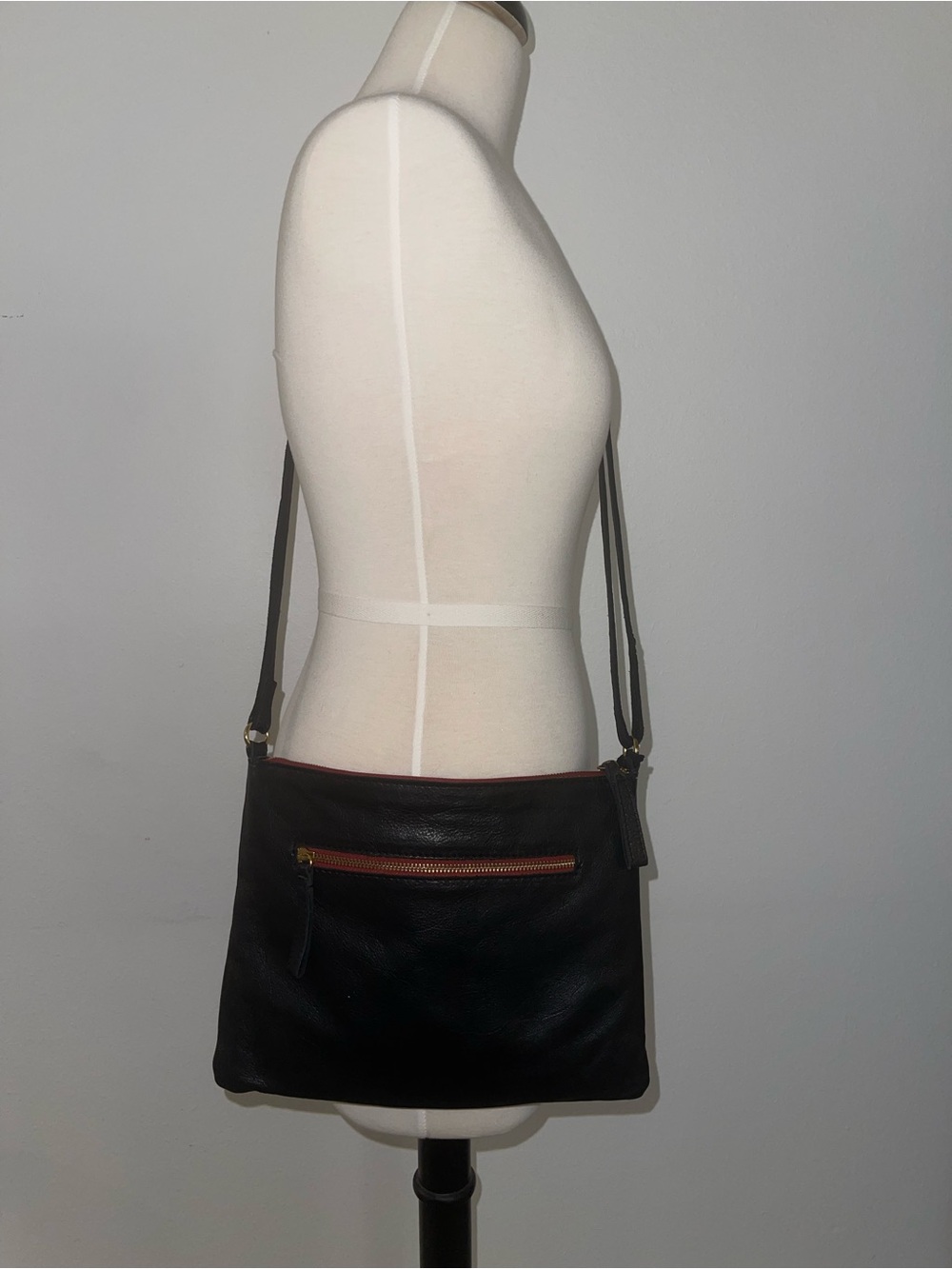 Leather Crossbody Bag in Black - Classic Women’s Shoulder Bag